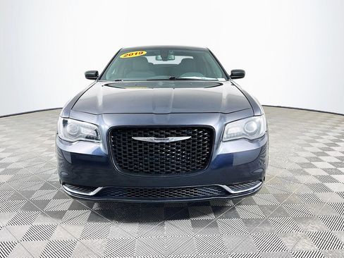 Used 2019 Chrysler 300 Touring w/ Sport Appearance Package image 4