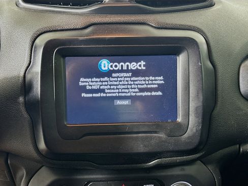 Used 2018 Jeep Renegade Altitude FWD image 19