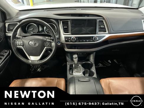 Used 2017 Toyota Highlander Limited FWD image 11