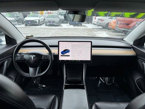 Used 2019 Tesla Model 3 Standard Range Plus image 4
