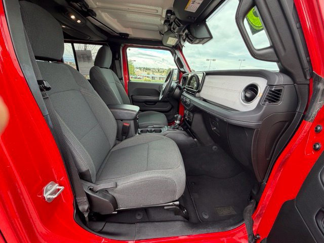 Used 2025 Jeep Wrangler Unlimited Sahara AWD/4WD image 31