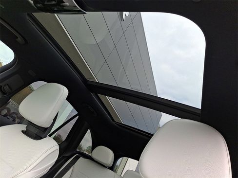 Used 2023 Mercedes-Benz GLC 300 4MATIC image 4