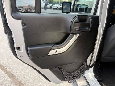Used 2012 Jeep Wrangler Unlimited Sahara w/ Connectivity Group AWD/4WD image 11