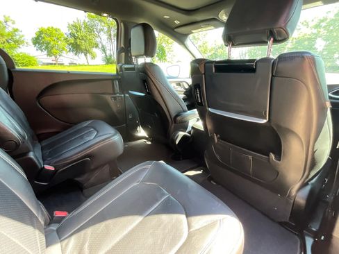 Used 2018 Chrysler Pacifica Touring-L Plus w/ Advanced Safetytec Group FWD image 14