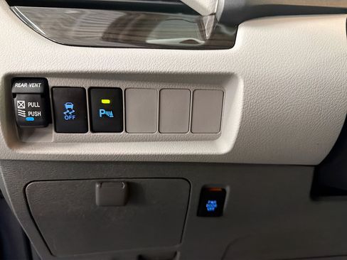 Used 2019 Toyota Sienna XLE Premium w/ Carpet Mat Package AWD/4WD image 17