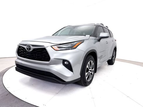 Used 2023 Toyota Highlander XLE FWD image 14