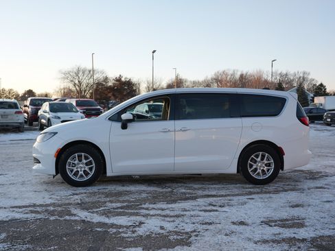Used 2023 Chrysler Voyager LX image 8