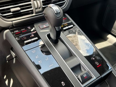 Certified 2025 Porsche Macan image 23