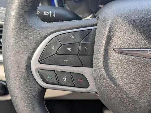 Used 2023 Chrysler Pacifica Touring-L FWD image 24