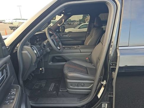 Used 2025 Nissan Armada PRO-4X AWD/4WD image 8