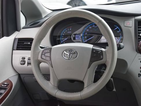 Used 2013 Toyota Sienna XLE FWD image 18