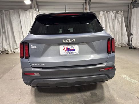 Used 2023 Kia Sorento LX image 6