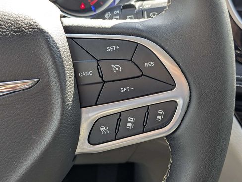 Used 2023 Chrysler Pacifica Limited FWD image 29