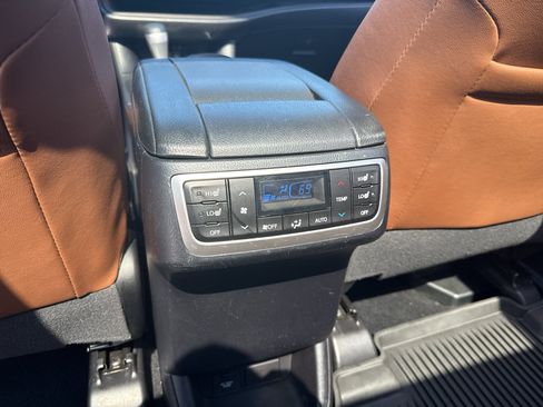 Used 2019 Toyota Highlander Limited Platinum AWD/4WD image 30