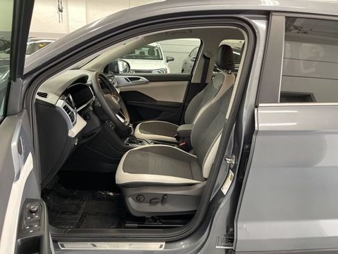 Used 2025 Volkswagen Taos SE AWD/4WD image 7
