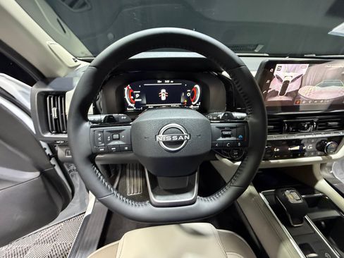 New 2026 Nissan Pathfinder SL w/ SL Premium Package (P04) FWD image 9