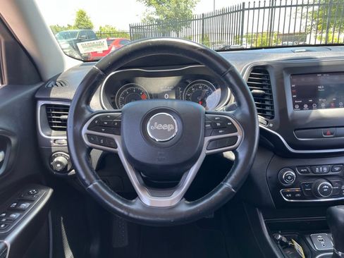 Used 2019 Jeep Cherokee Latitude Plus FWD image 18