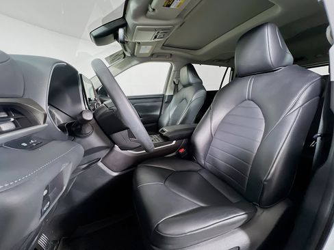 Used 2022 Toyota Highlander XLE AWD/4WD image 11