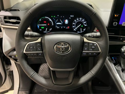 New 2026 Toyota Sienna XLE FWD image 18