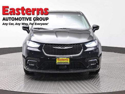 Used 2023 Chrysler Pacifica Touring-L FWD image 2