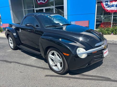 Used 2004 Chevrolet SSR w/ Preferred Equipment Group RWD image 9