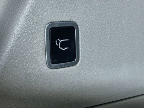 Used 2017 Chrysler Pacifica Touring Plus w/ Tire & Wheel Group FWD image 32