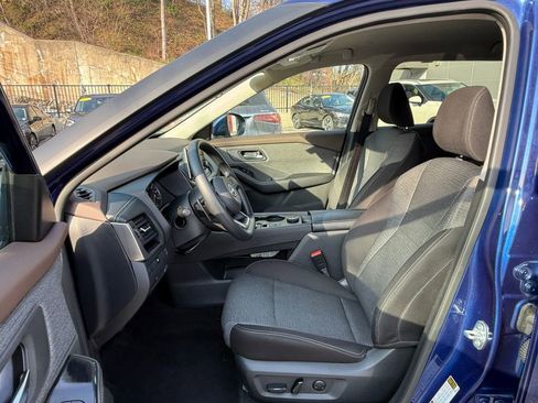 Used 2023 Nissan Rogue SV image 17