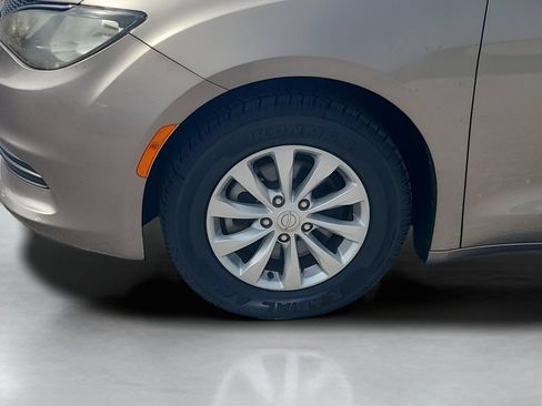 Used 2017 Chrysler Pacifica Touring w/ Tire & Wheel Group FWD image 24