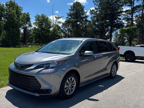 Used 2026 Toyota Sienna LE FWD image 2