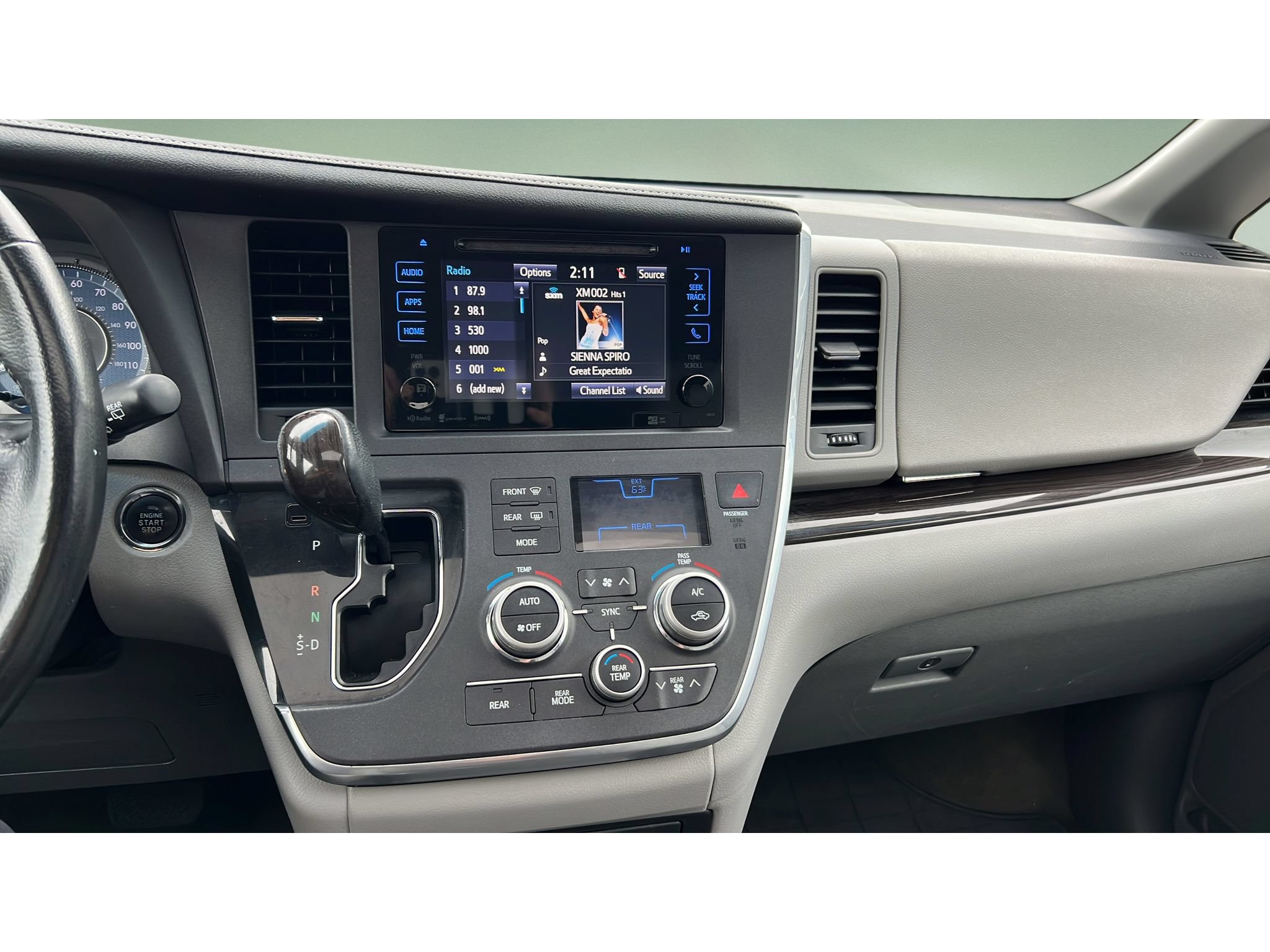 Used 2017 Toyota Sienna XLE FWD image 17