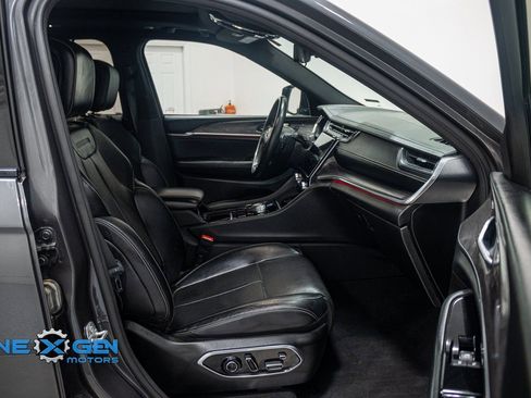 Used 2021 Jeep Grand Cherokee L Overland w/ Luxury Tech Group IV AWD/4WD image 37