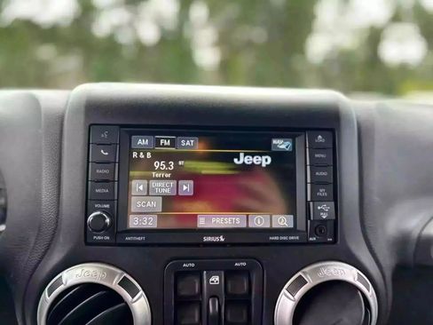 Used 2015 Jeep Wrangler Unlimited Sahara w/ Connectivity Group AWD/4WD image 17