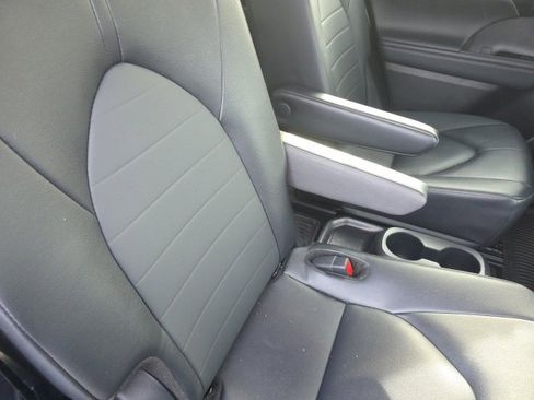 Used 2025 Toyota Highlander XLE image 16