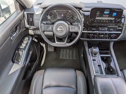Used 2025 Nissan Pathfinder SL FWD image 19
