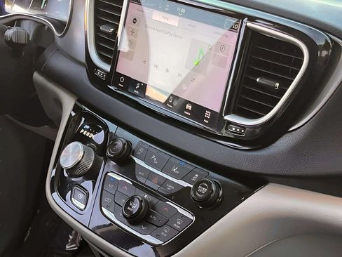 Used 2022 Chrysler Pacifica Touring-L FWD image 32
