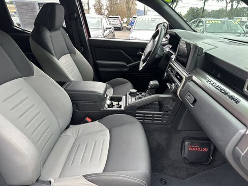 Used 2025 Toyota Tacoma TRD Off-Road image 13