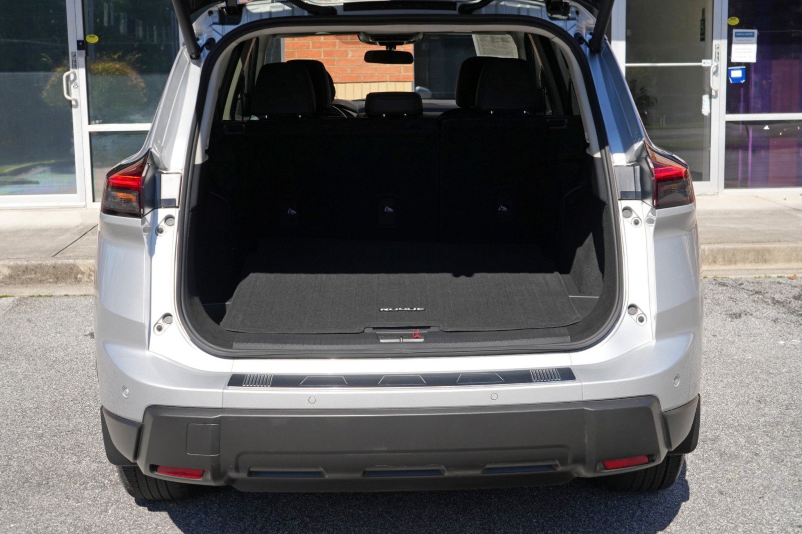 Used 2024 Nissan Rogue SV w/ SV Premium Package AWD/4WD image 9