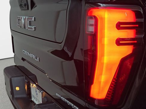 Used 2024 GMC Sierra 2500 Denali w/ Denali Reserve Package AWD/4WD image 36