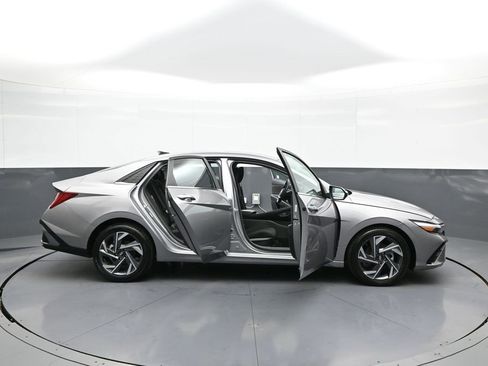 Certified 2025 Hyundai Elantra SEL image 41