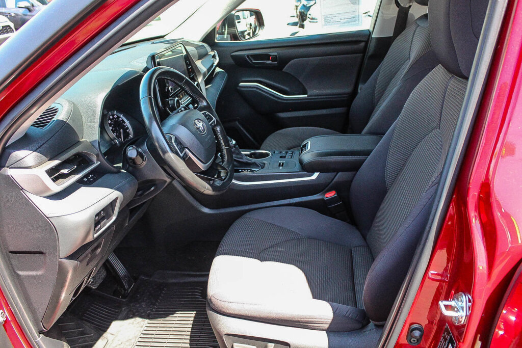 Used 2025 Toyota Highlander LE FWD image 8