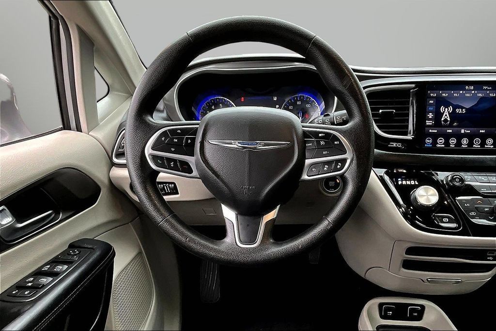 Used 2020 Chrysler Pacifica Touring w/ Advanced Safetytec Group FWD image 8