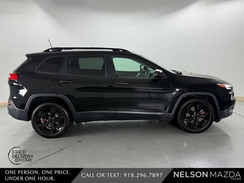 Used 2017 Jeep Cherokee Sport FWD image 5
