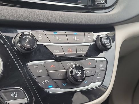 Used 2024 Chrysler Pacifica Touring-L FWD image 26