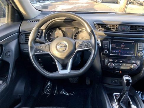 Used 2018 Nissan Rogue SV image 4