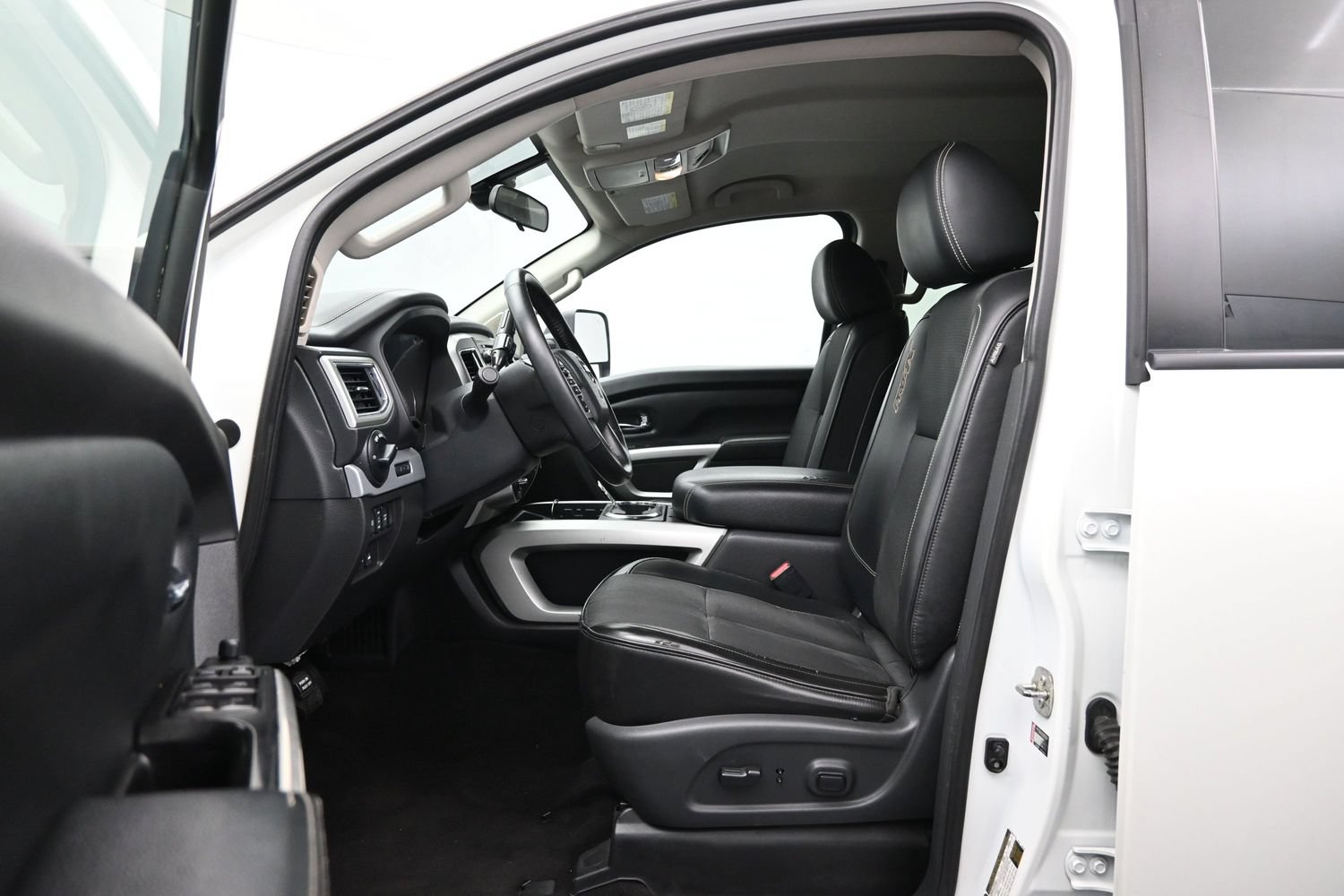 Used 2018 Nissan Titan PRO-4X w/ Pro-4x Utility Package AWD/4WD image 9