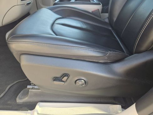 Used 2023 Chrysler Pacifica Touring-L FWD image 27