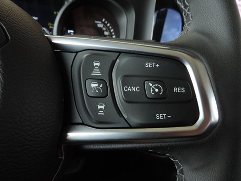 Used 2025 Jeep Wrangler Unlimited Sahara AWD/4WD image 24