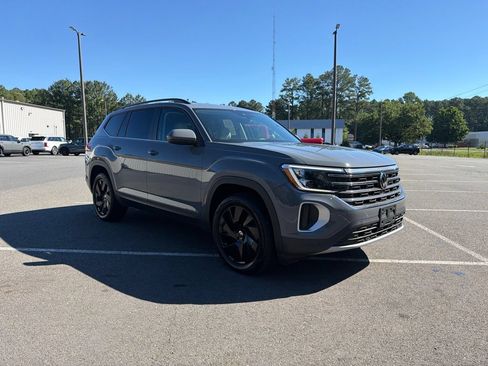 Used 2025 Volkswagen Atlas SE FWD image 4