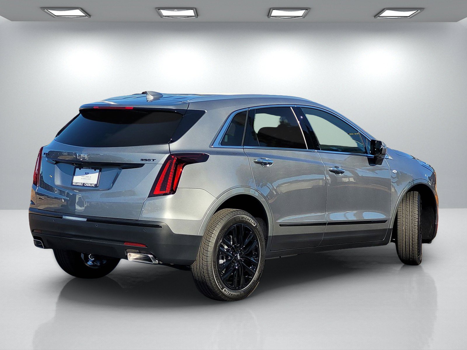 New 2026 Cadillac XT5 Luxury w/ LPO, ONYX Package AWD/4WD image 4