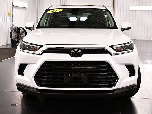 Used 2025 Toyota Grand Highlander AWD Hybrid image 2